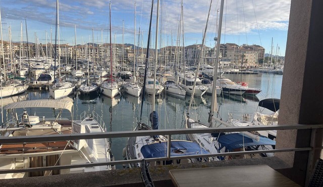 Cap Hermès 107, studio 30m2, sleeps 3, port view, air conditioning, parking and swimming pool