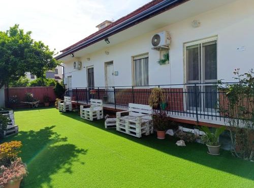 Casa con ampio giardino e patio