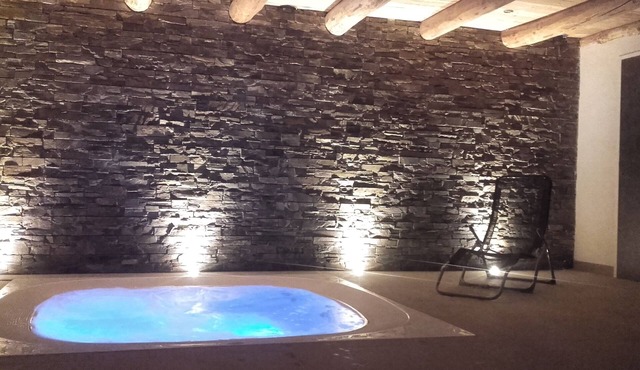 Chalet 6/9 places. Jacuzzi, sauna, fireplace, ideal location for hiking.