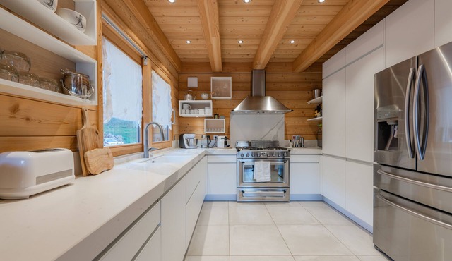 Chalet in the mountains, skis on !