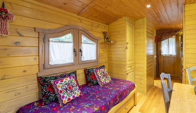 Chalet "Mas La Pauline Roulotte Bohême" with Shared Pool, Private Terrace & Wi-Fi