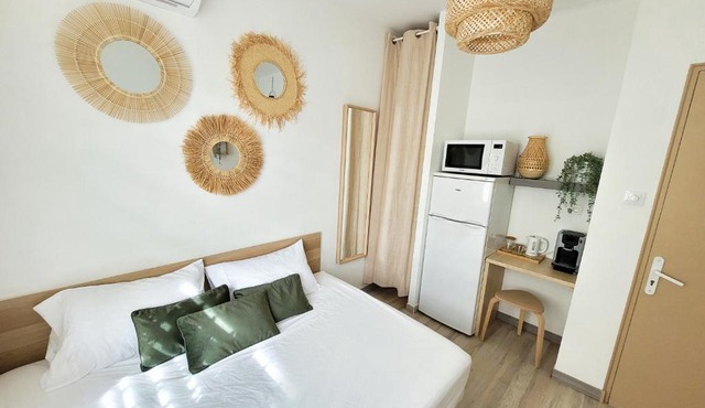 Chambre climatisée lit double dans villa - Proche Centre Tramway