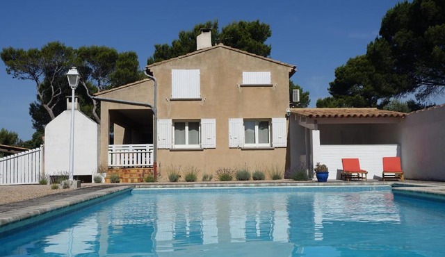 Chambre dans maison provençale avec piscine