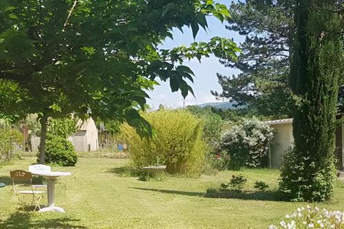 Chambre dans Petit havre de paix avec piscine chauffée au coeur du Luberon