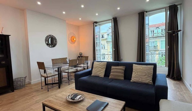 Charming 2-bedroom apartment on Avenue Jean Médecin