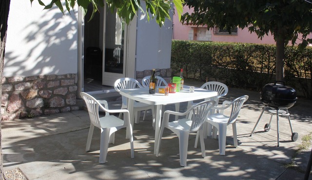 Charming air-conditioned T3, garden and parking, beach & restaurants within walking distance.