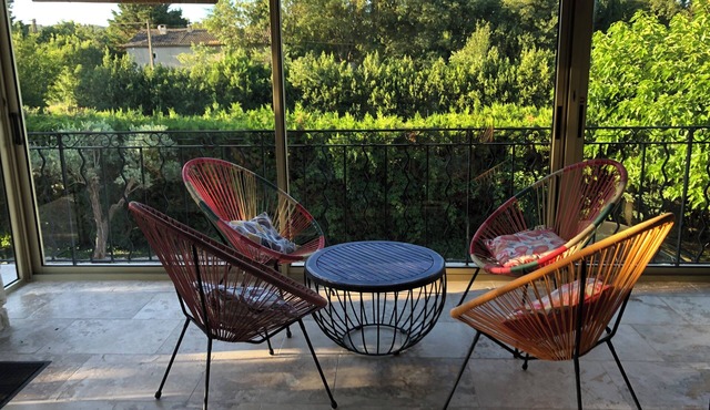 Charming, air-conditioned two-bedroom apartment with a garden for 4 guests, in a quiet location near the Alpilles