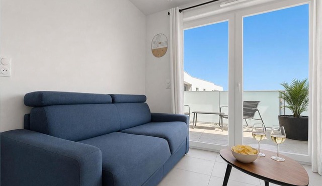 Charming air-conditioned one-bedroom apartment with balcony and parking