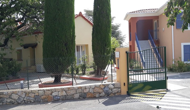 Charming air-conditioned 2-room apartment in small estate with swimming pool