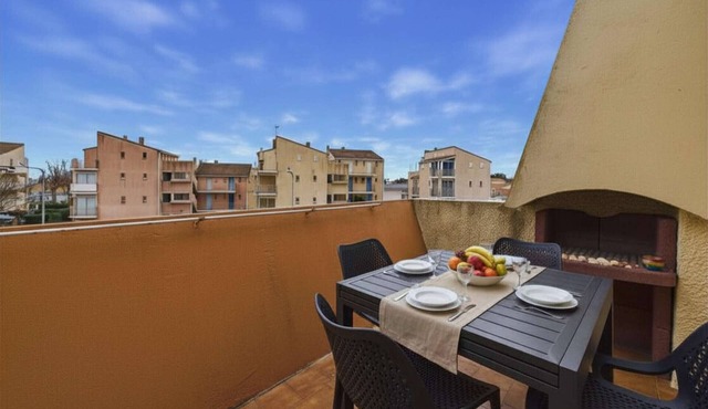 Charming Apartment with Terrace, Steps from the Beach, Sleeps 6