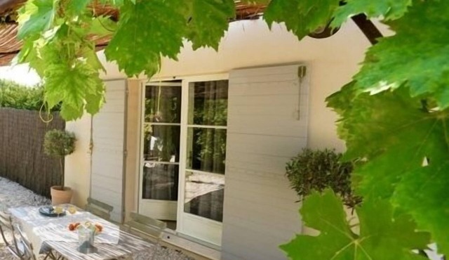 Charming Cottage - with a calm garden and a pool
