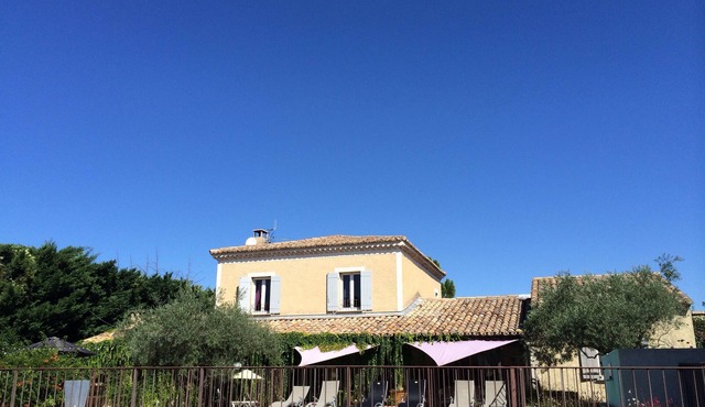Charming country house between Luberon, Alpilles and Ventoux, secure swimming pool, garden