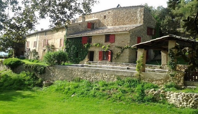 Charming gîte with swimming pool and tennis court in the heart of nature, le Petit lavandin