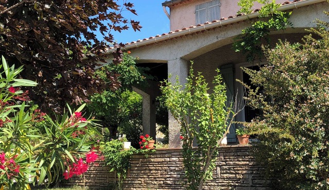 Charming house that sleeps 10—luxury—with a pool and air conditioning