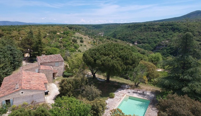 Charming house with pool, superb view of the Luberon overlooking the Aiguebrun river