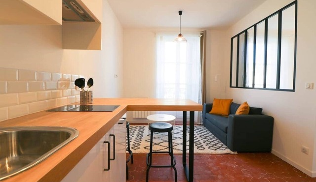 Charming One-Bedroom Apartment Balcony Center