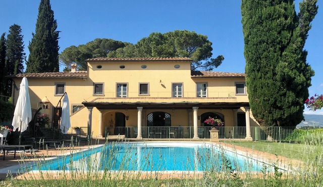 Charming Tuscan Villa with Breathtaking Views, Lush Garden and Private Pool