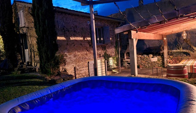 Charming vacation rental with a hot tub near the Cathar Castles