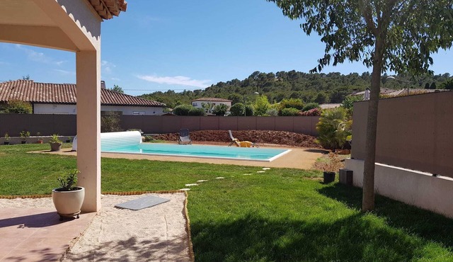 Charming villa 20 minutes from the sea, swimming pool, private parking