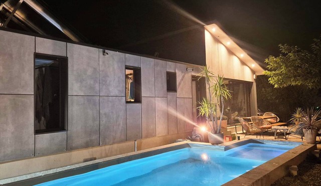 Charming villa in a quiet location, just 5 minutes from downtown Nîmes. The Countryside in the City!
