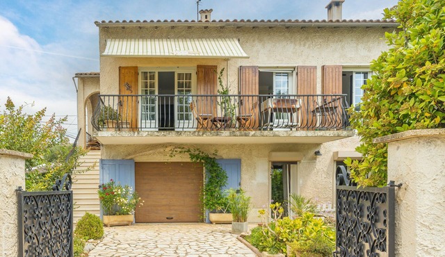 Chez Patrick" flat with shared garden and Wi-Fi