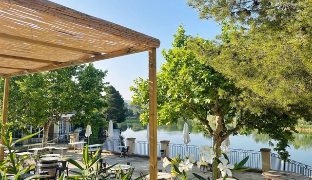 Chic Countryside Stay With Balcony