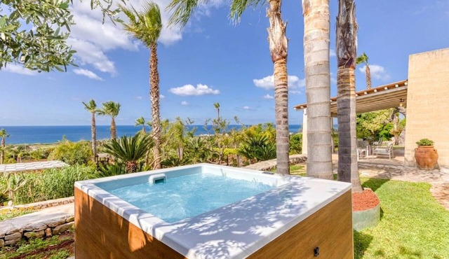 Child-friendly beach villa w/hot whirlpool & sea view