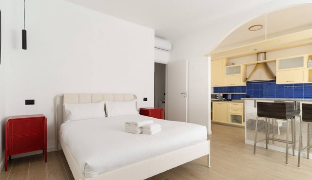 Comfortable 40m2 studio flat, ideal for 3 people, located on the third floor of a building with lift.The accommodation is located a stone's throw from Famagusta, characterized by a strong residential and student vocation, offering a quiet environment, gr