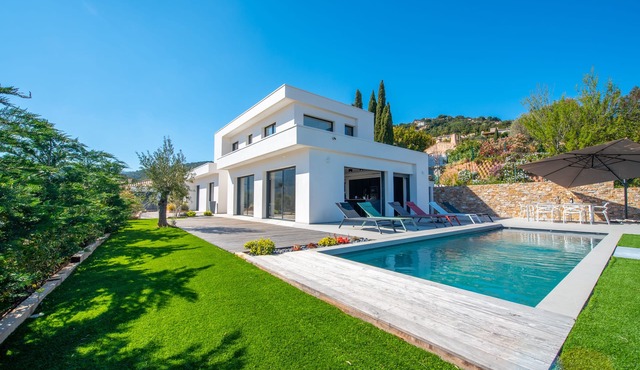 Contemporary villa with pool and sea view for 10 people