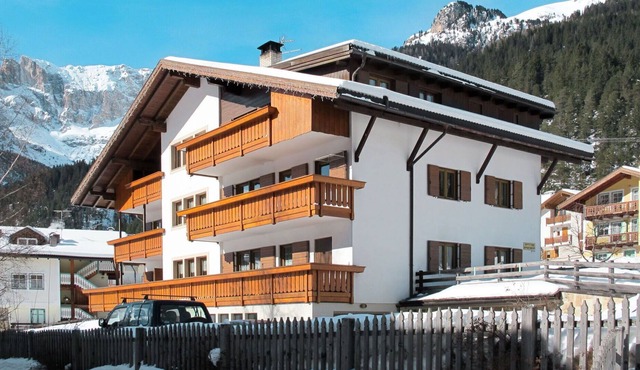 Cosy apartment for 8 guests with WIFI, TV, balcony, pets allowed and parking