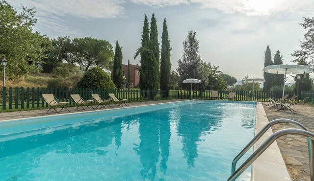 Cosy room for 8 guests with WIFI, A/C, private pool, TV, veranda and pets allowed, close to Peru.