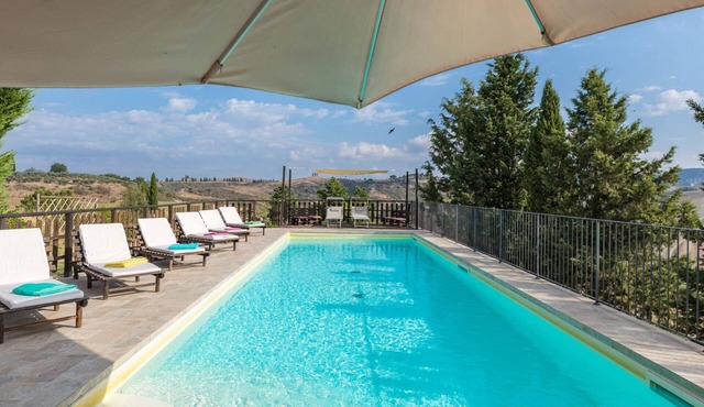 Country house sleeps 10 with pool