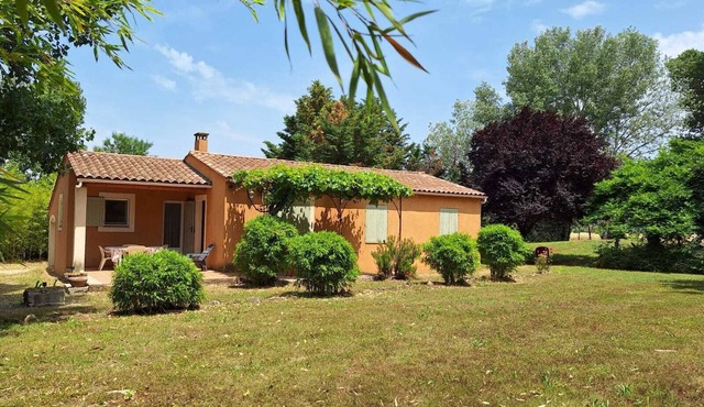 Country house with large garden and swimming pool overlooking the Luberon