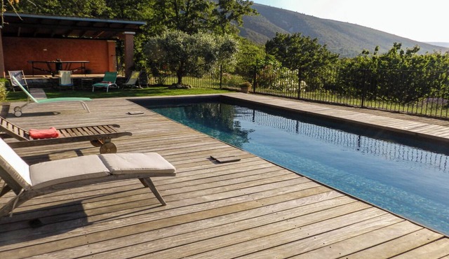 Country house with pool and views on the edge of the popular village of Bonnieux