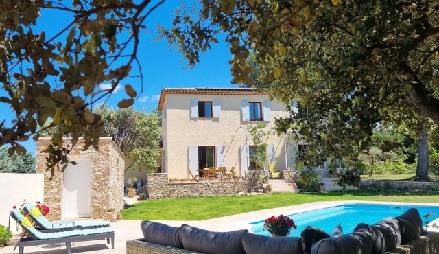 Countryhouse with swimminpool in big, sunny gdn. for 6-9 pers near Aix en Pce