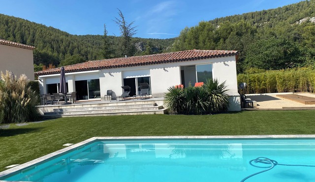 Countryside, 20 minutes from the sea! Villa, swimming pool, pétanque court, summer kitchen.