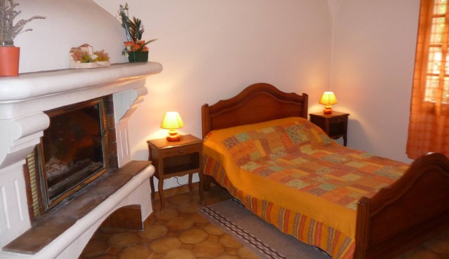 Cozy 2-bedroom apartment in peaceful Vidauban with AC