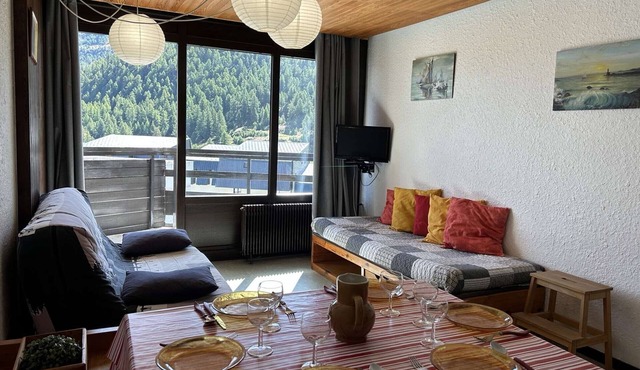 Cozy 2-Room Apartment with Mountain View, Balcony, and Parking in Montgenèvre - Sleeps 6