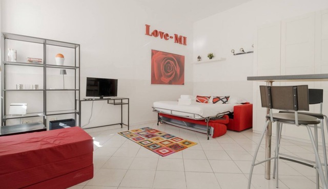 Cozy 39m2 studio apartment, ideal for 2 people, located on the ground floor.The accommodation is located 2 steps from Pasteur, a rapidly evolving multi-ethnic residential neighborhood, the heart of the lively NoLo area (North of Loreto). It offers a youn