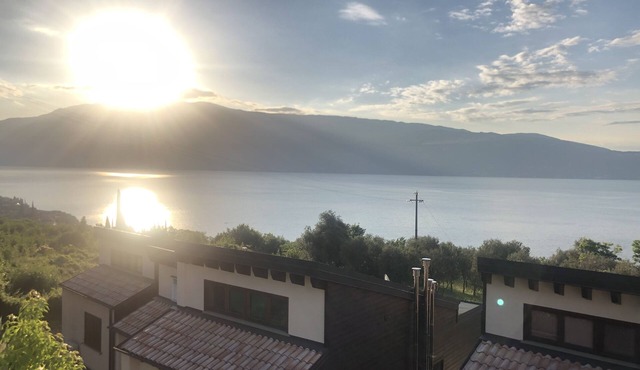 Cozy apartment with a view of Lake Garda