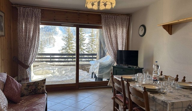 Cozy Apartment for 4 with Balcony and Parking in Montgenèvre