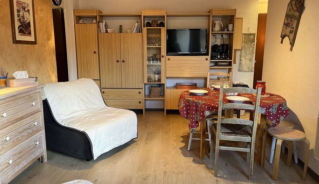 Cozy apartment, west balcony, quiet, parking included
