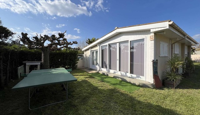 Cozy Bungalow with AC, Garden, and WiFi - Sleeps 6