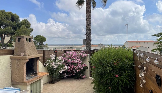 Cozy 2-room mezzanine house with terrace, BBQ, and private parking, 800m from the beach