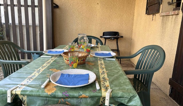 Cozy 2-Room Mezzanine House with Pool, Terrace & Parking, 700m from Beach - Sleeps 4/6