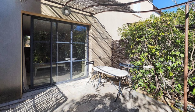 Cozy home in Saint-Laurent-de-la-Ca with WiFi