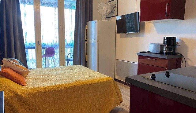 Cozy Renovated Studio with Loggia in Balaruc-les-Bains, 2-Star Rated, Free WiFi