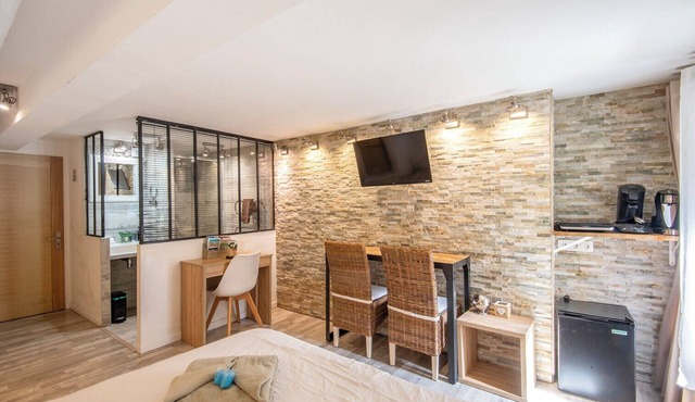 Cozy room near the Old Port and train station