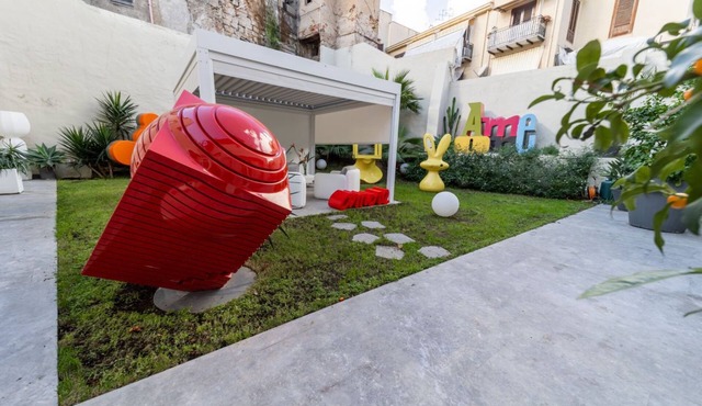 Deluxe apartment with private garden in the historic center