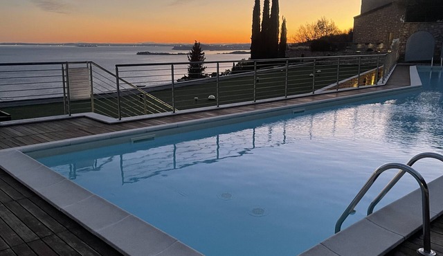 Deluxe Sunrise Sky Terrace, Design Apartment & Fantastic Lake View M1